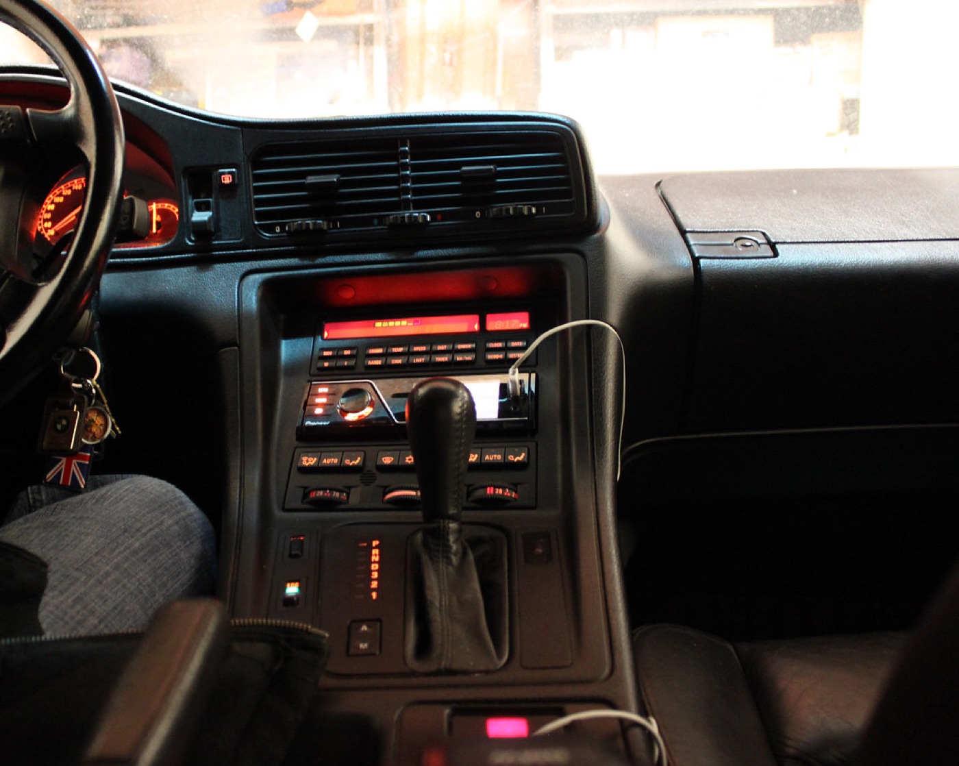 BMW'ye takılmış Bluetooth'lu teyp ve iPod kablosu